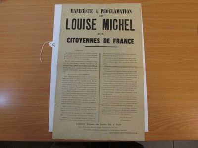 un livre posé sur une table devant une chaise