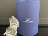figurine en cristal Swarovski dans un coffret bleu, avec une petite figurine placée devant