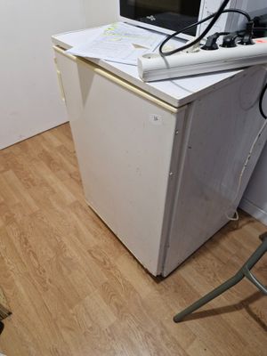 image d'un petit réfrigérateur blanc dans une pièce