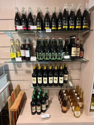de nombreuses bouteilles de vin sur les étagères du magasin