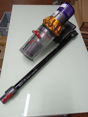 a picture of a vacuum and a pen on a table