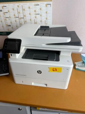 une imprimante posée sur un bureau à côté d'un téléphone portable