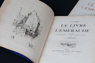 un livre ouvert sur une table, avec un dessin représentant un château en arrière-plan