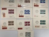 beaucoup de timbres sur le mur d'une pièce