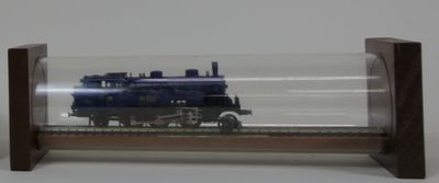 une petite maquette de train dans une vitrine