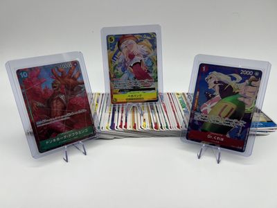 trois cartes sont posées les unes sur les autres sur une table