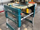 une scie circulaire à table posée sur un support dans un entrepôt