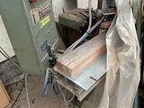 la photo d'une machine qui se trouve dans un garage
