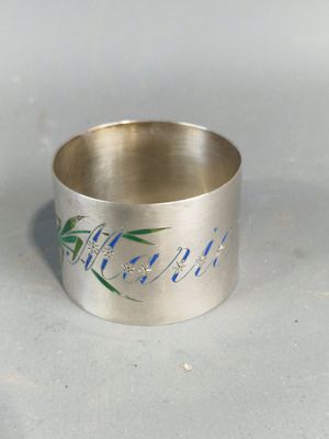 une photo en gros plan d'une bague en argent posée sur une table