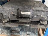 une valise posée sur une table