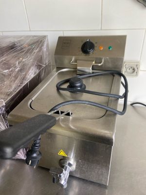 une photo d'une friteuse électrique professionnelle dans une cuisine