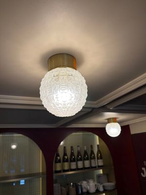 une lumière suspendue au plafond d'une pièce