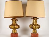 une paire de lampes anciennes sur des socles en marbre, munies d'abat-jour