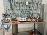une machine placée au milieu d'une pièce