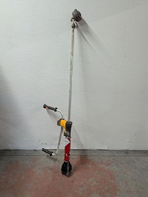 un scooter rouge et blanc qui se trouve dans une pièce