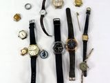 tout un tas de montres posées sur une table