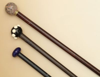 Réunion de 3 CANNES "Milord" Fûts en bois - Photo 1