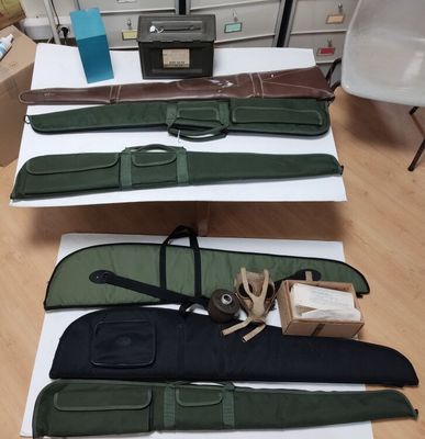 Plusieurs types différents d'étuis à fusil sont alignés sur une table