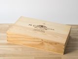 une caisse en bois posée sur un parquet