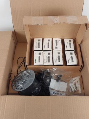 une boîte en carton contenant tout un tas d'appareils électroniques