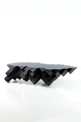 une image représentant une table basse noire sur fond blanc