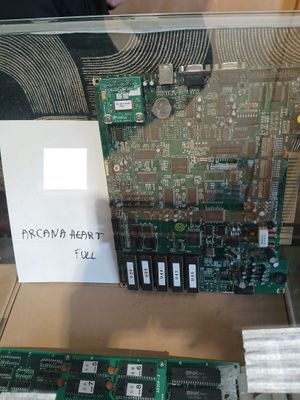 une photo d'une vitrine sur laquelle est posée une carte électronique