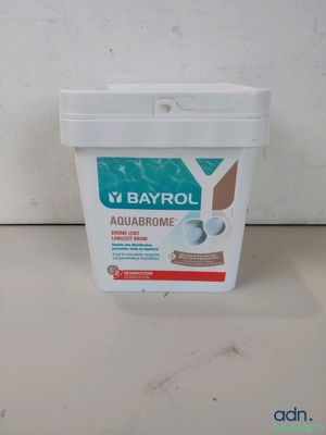 un seau de produit nettoyant pour piscine à base d'eau posé sur une table