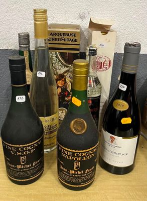 plusieurs bouteilles de vin sont alignées sur une table