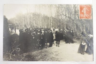 beaucoup de gens qui traînent dans les bois