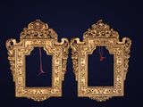 une paire de cadres photo anciens dorés sur fond bleu foncé