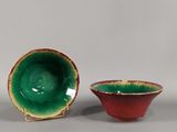 paire de bols et soucoupes en céramique rouge et verte