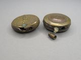 paire de bougeoirs anciens en laiton