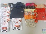 beaucoup de vêtements posés sur la table