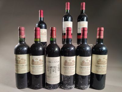 six bouteilles de vin sont alignées sur une table