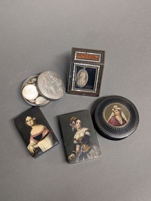trois portraits miniatures de femmes et une pièce de monnaie posés sur une table