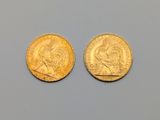 deux souverains d'or, dont l'un porte le portrait d'un homme et l'autre celui d'une femme