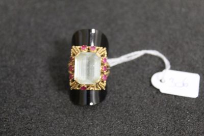 gros plan d'une bague sur une table avec une étiquette de prix