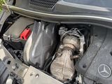 une photo d'un moteur de voiture avec le capot ouvert
