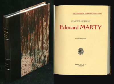 deux livres posés l'un à côté de l'autre sur une table
