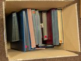 une boîte en carton remplie de livres posée sur une table