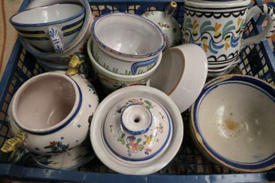 de nombreux bols et tasses posés dans un panier sur la table
