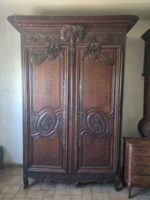 Armoire de mariage en bois richement sculpté à décor de pamp…