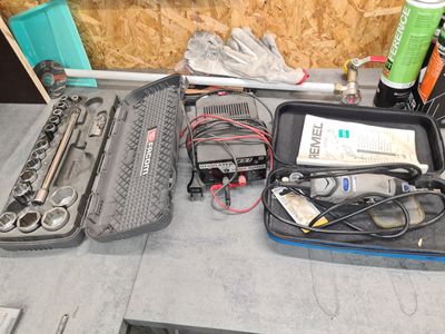 un grand nombre d'outils posés sur une table