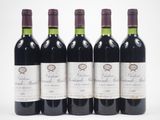 quatre bouteilles de vin rouge sont alignées