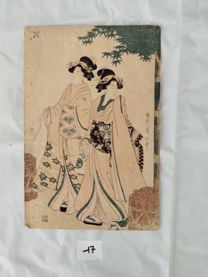 une vieille photo représentant une femme vêtue d'un kimono tenant un éventail