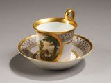 une tasse et une soucoupe ornées d'une peinture