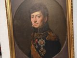 portrait d'un homme en uniforme militaire dans un cadre doré