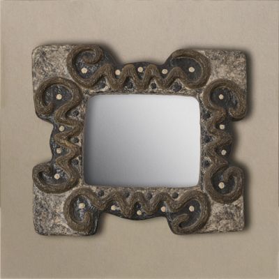 une photo d'un miroir décoratif accroché au mur