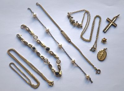plusieurs types de colliers et de bracelets posés sur un fond blanc