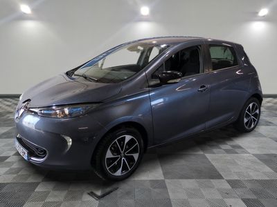 une photo d'une voiture grise dans un showroom